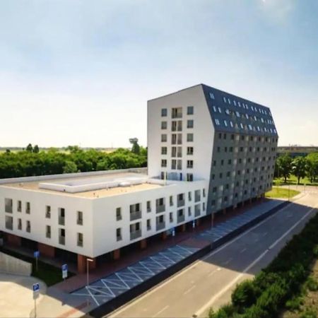 New Air-Conditioned Apartment 5 Minutes By Walk From The Airport With Free Garage Parking Bratislava Exteriör bild