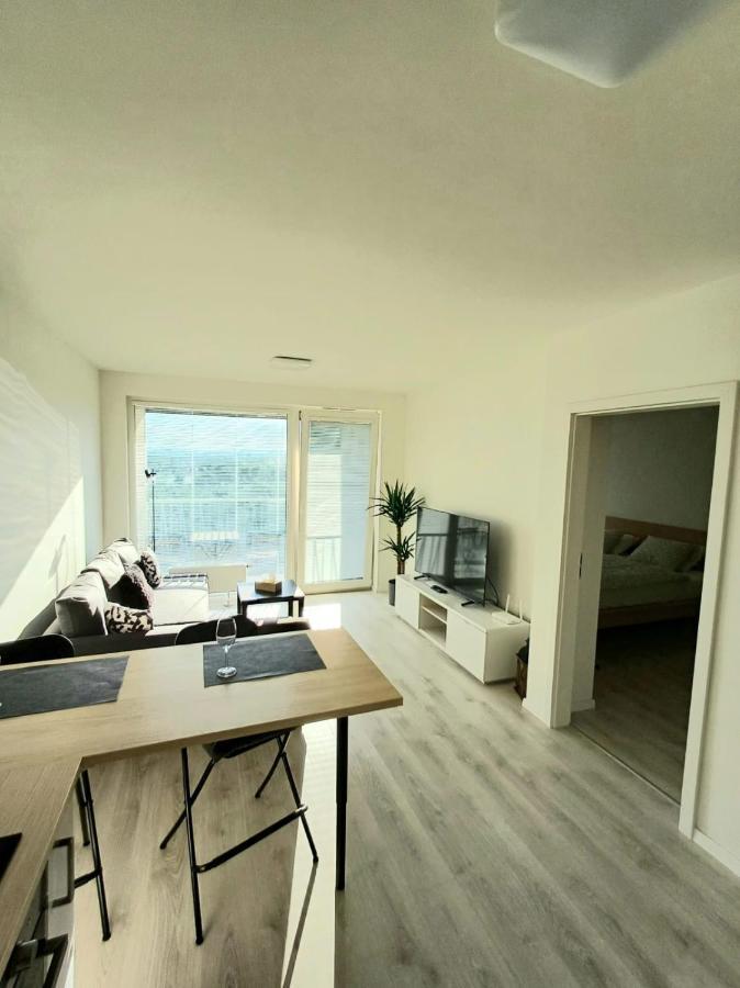 New Air-Conditioned Apartment 5 Minutes By Walk From The Airport With Free Garage Parking Bratislava Exteriör bild