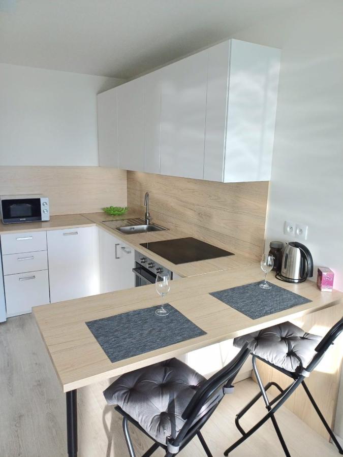 New Air-Conditioned Apartment 5 Minutes By Walk From The Airport With Free Garage Parking Bratislava Exteriör bild