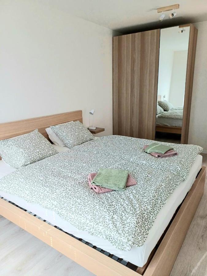 New Air-Conditioned Apartment 5 Minutes By Walk From The Airport With Free Garage Parking Bratislava Exteriör bild