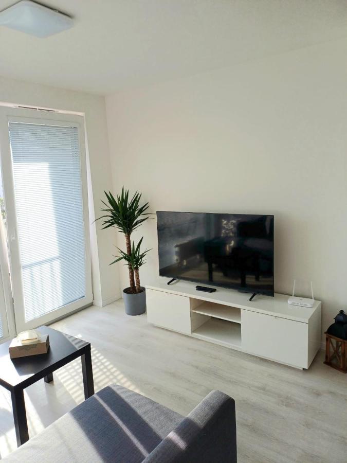 New Air-Conditioned Apartment 5 Minutes By Walk From The Airport With Free Garage Parking Bratislava Exteriör bild